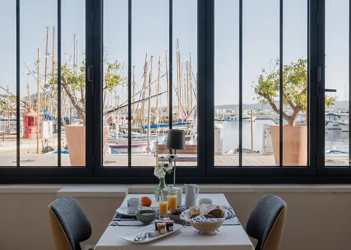 Ξενοδοχείο Restaurant De La Tour Sanary-sur-Mer