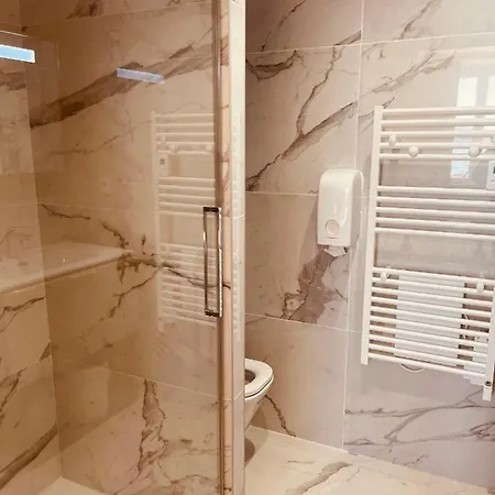 Restaurant De La Tour Отель Санари-сюр-Мер