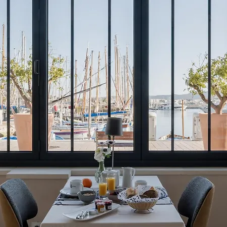 Отель Restaurant De La Tour Санари-сюр-Мер