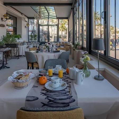 Отель Restaurant De La Tour Санари-сюр-Мер