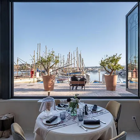 Отель Restaurant De La Tour 2*
