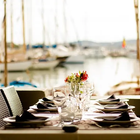 Restaurant De La Tour 2* ساناري سور مير